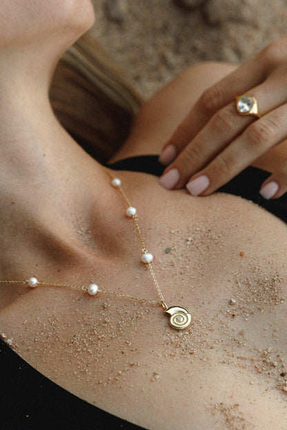 Silver Shell Texture Pendant Necklace With Natural Freshwater Pearl Ornament